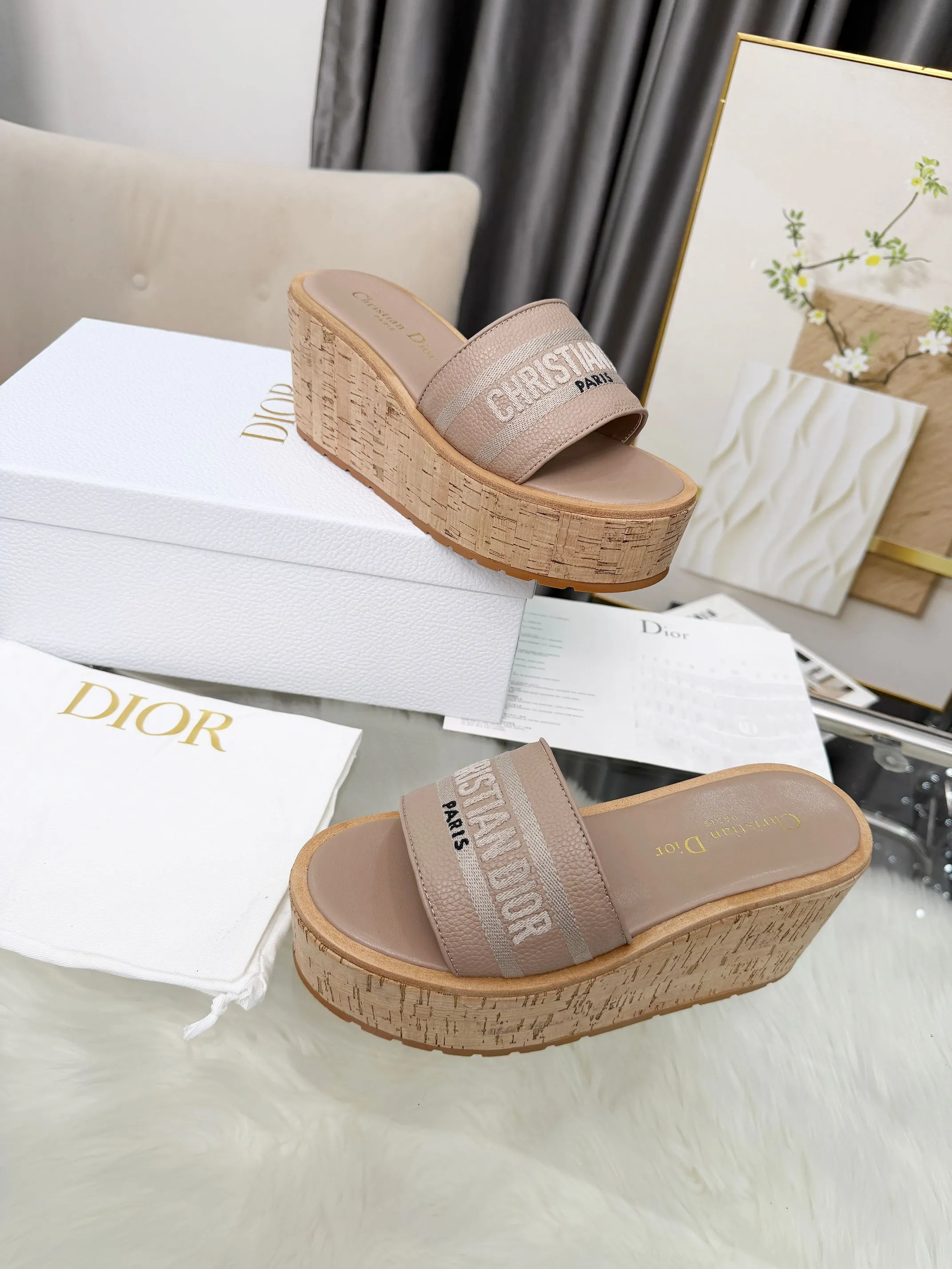 👟👟Ex-factory price 440👟👟 Dior Dior〰️Dway thick-soled wedge sandals✔️This thick-soled sandal is fashionable, casual and highly recognizable. The inspiration is cleverly combined by D's main designer into the perfect shoe shape. Paired with brand buckles, it is even more fashionable! Original version, perfect and exquisite workmanship!  Upper: pebbled leather + electric show code number; 35-39 (40-41 customized)